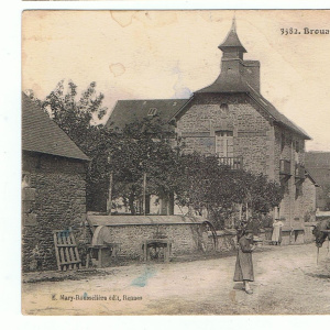 Le forgeron faisait aussi charron : il réparait les roues des charrettes.