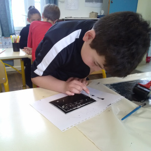 Ensuite, on élimine le trop plein d'encre avec… un curedent !