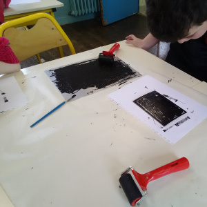 Thiago vient d'encrer sa plaque de linoléum.