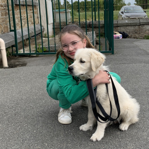Layanna et Sun dans la cour de l'école : quelle tendresse !