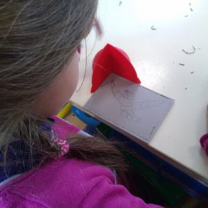Joséphine a dessiné sur sa plaque au crayon gris, elle se prépare à la graver, elle réfléchit pour choisir quelles zones elle va creuser, et quelles zones elle va laisser pleines.