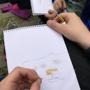 On a même dessiné avec la sève de plantes : du vert (du lierre) trouvé par Inaya, et du jaune (chélidoine) expérimenté par Thiago.