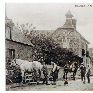 Devant l'actuelle école de Broualan, au début du XXe siècle, on voit le forgeron : il fait le travail du maréchal-ferrand.