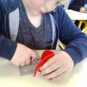 Corentin protège ses mains des gouges très coupantes.