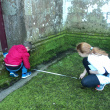 Nathan et Océane mesurent le mur Nord à l'extérieur de l'église.